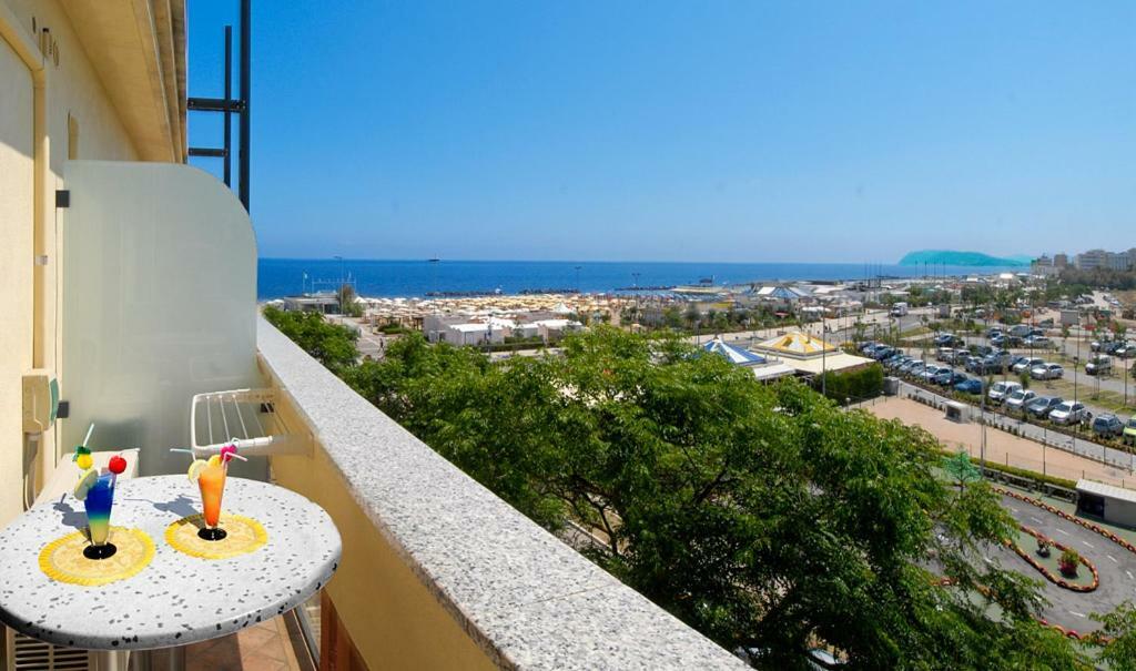 Hotel Alba Serena Misano Adriatico Eksteriør billede